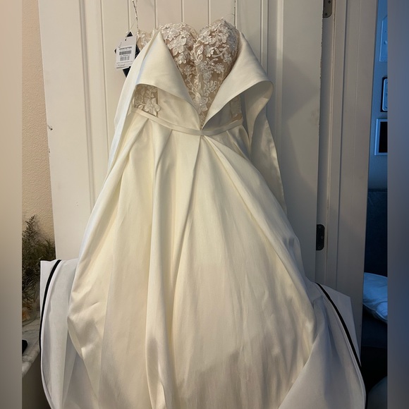 Zulima ivory wedding dress by Soterro and Midgley. - Picture 3 of 5